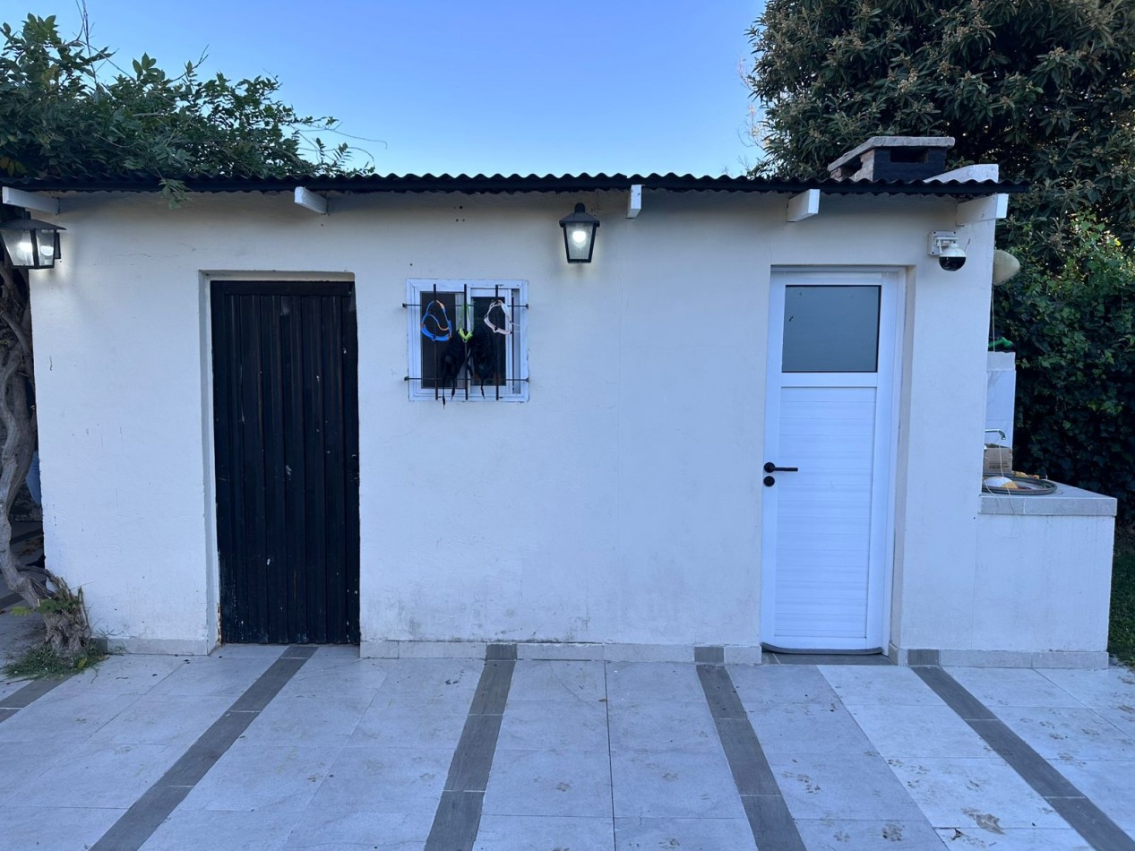 CASA 4 AMBIENTES CASTELAR NORTE