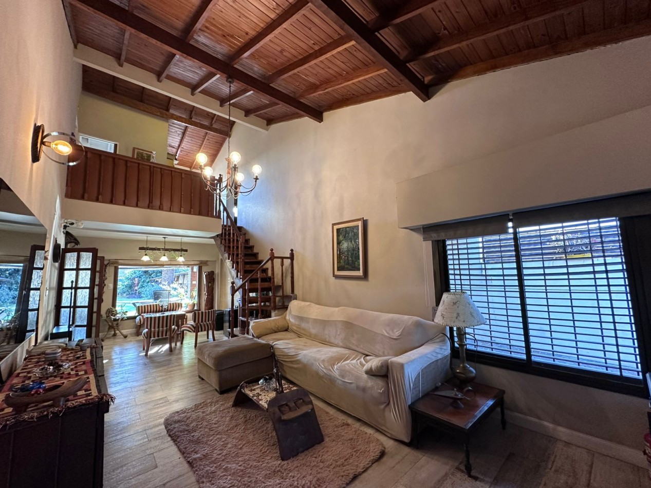 CASA 5 AMBIENTES CON PILETA | CASTELAR NORTE