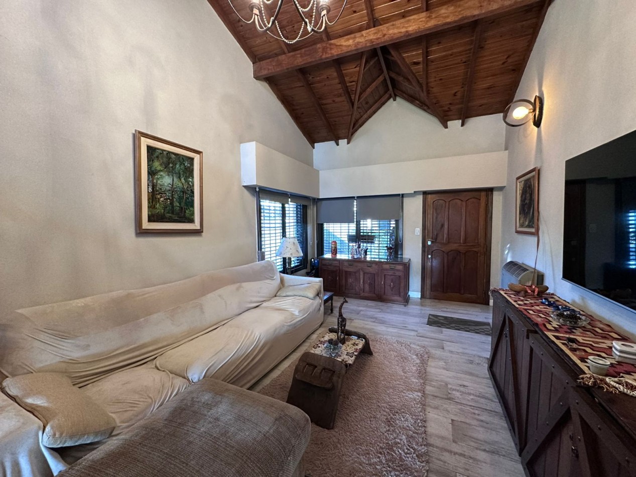 CASA 5 AMBIENTES CON PILETA | CASTELAR NORTE