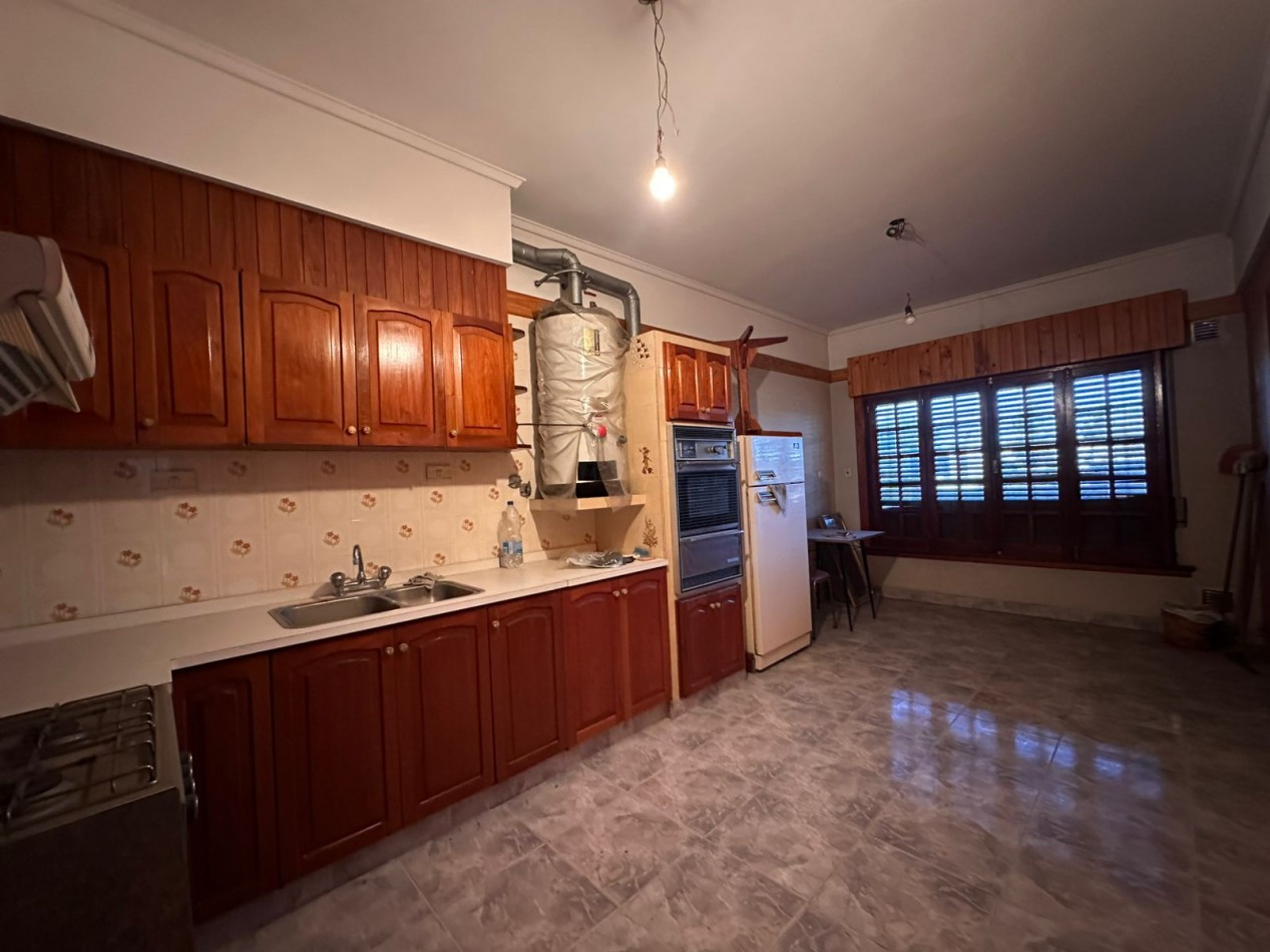 Oportunidad unica en Castelar Norte - Ideal vivienda con local comercial o inversion