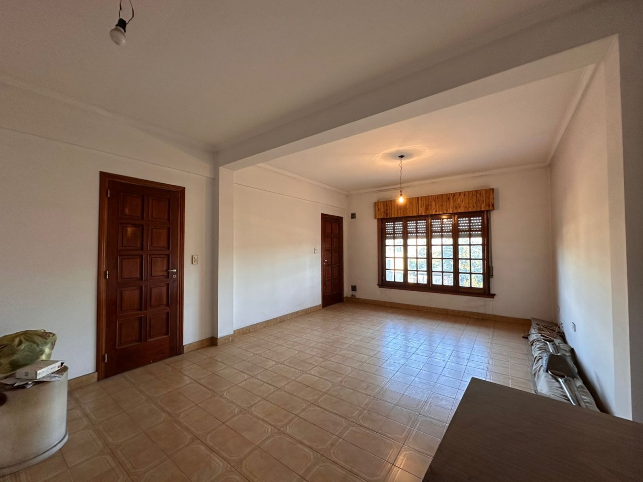 Oportunidad unica en Castelar Norte - Ideal vivienda con local comercial o inversion