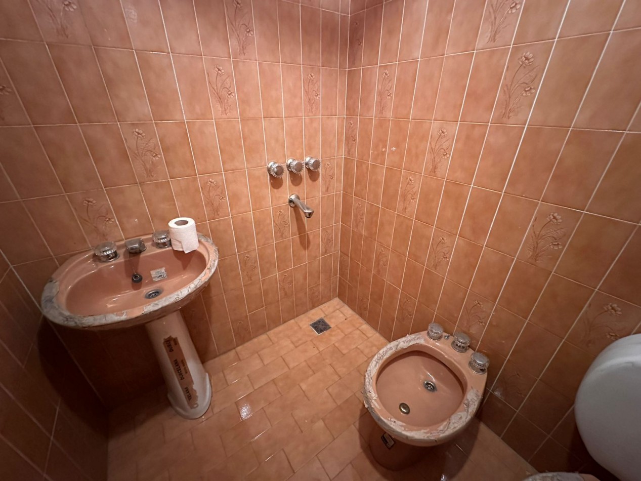 Oportunidad unica en Castelar Norte - Ideal vivienda con local comercial o inversion