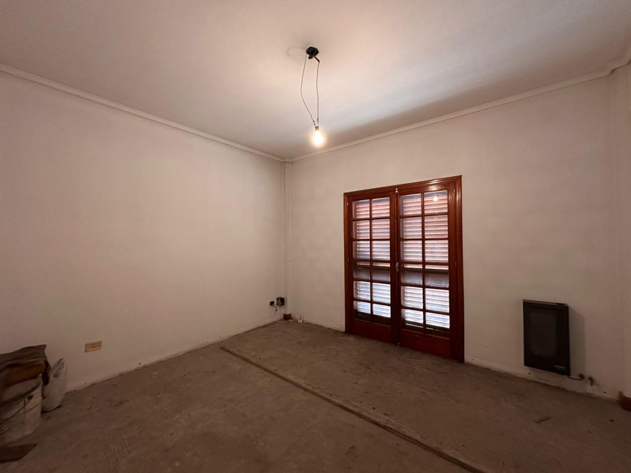 Oportunidad unica en Castelar Norte - Ideal vivienda con local comercial o inversion