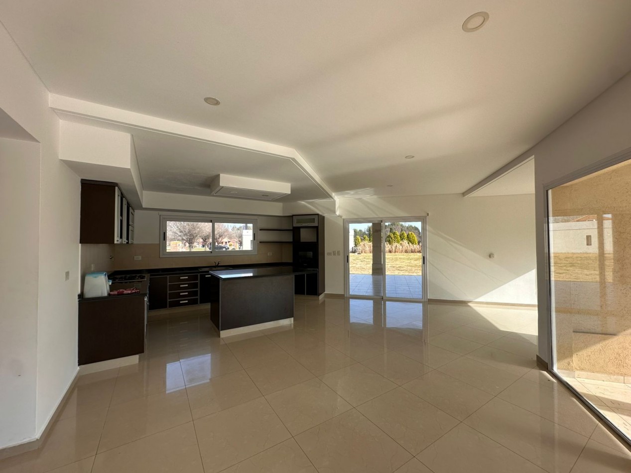 Casa de 4 Ambientes - El Nacional Club de Campo