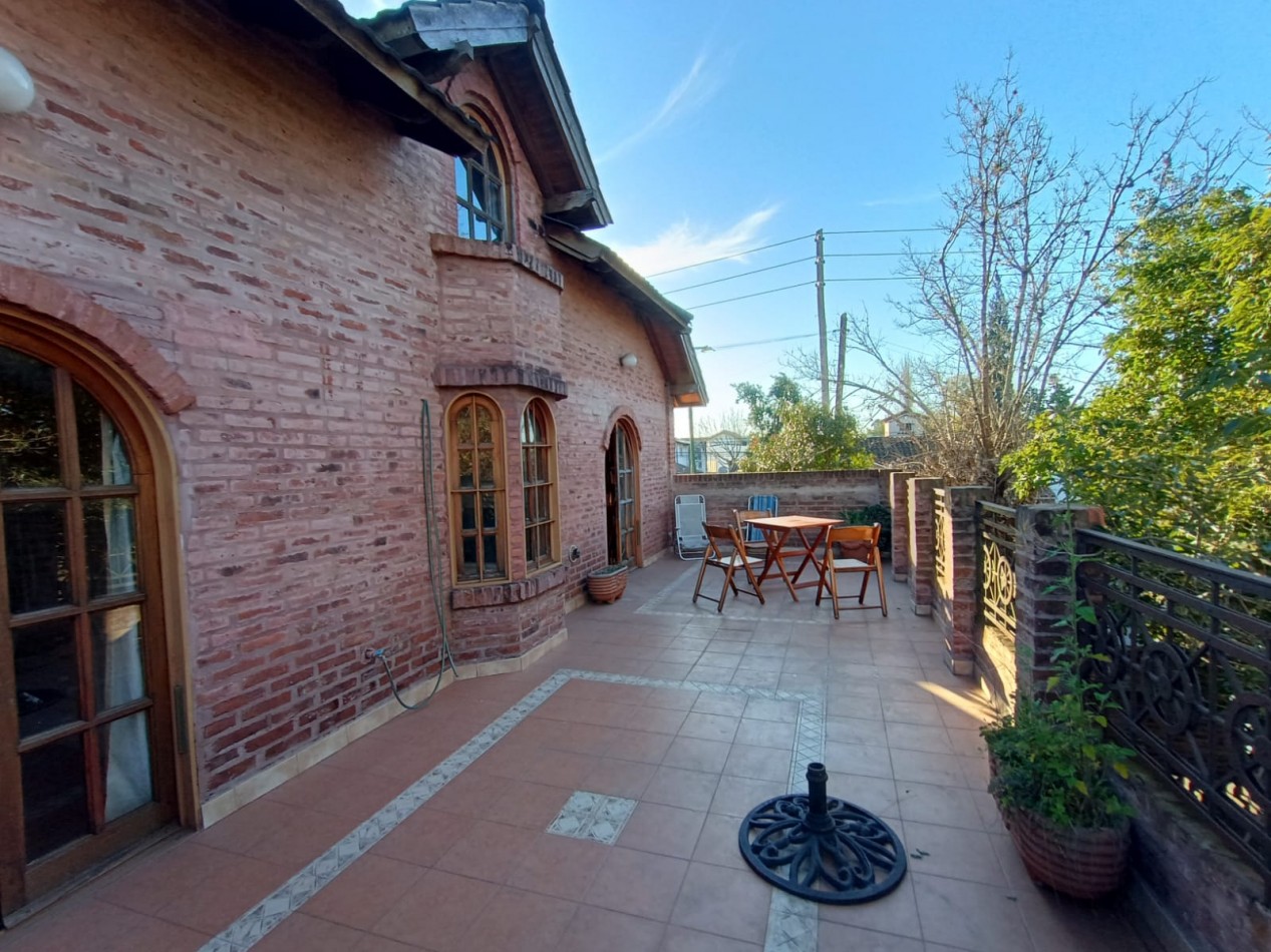 Venta casa 5 ambientes amplio parque