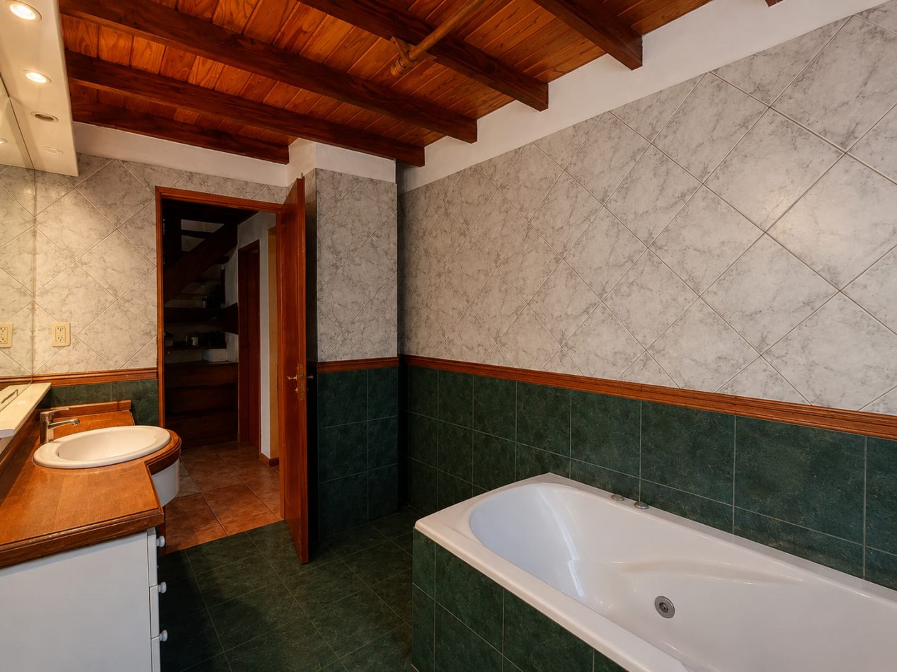 Venta casa 5 ambientes amplio parque