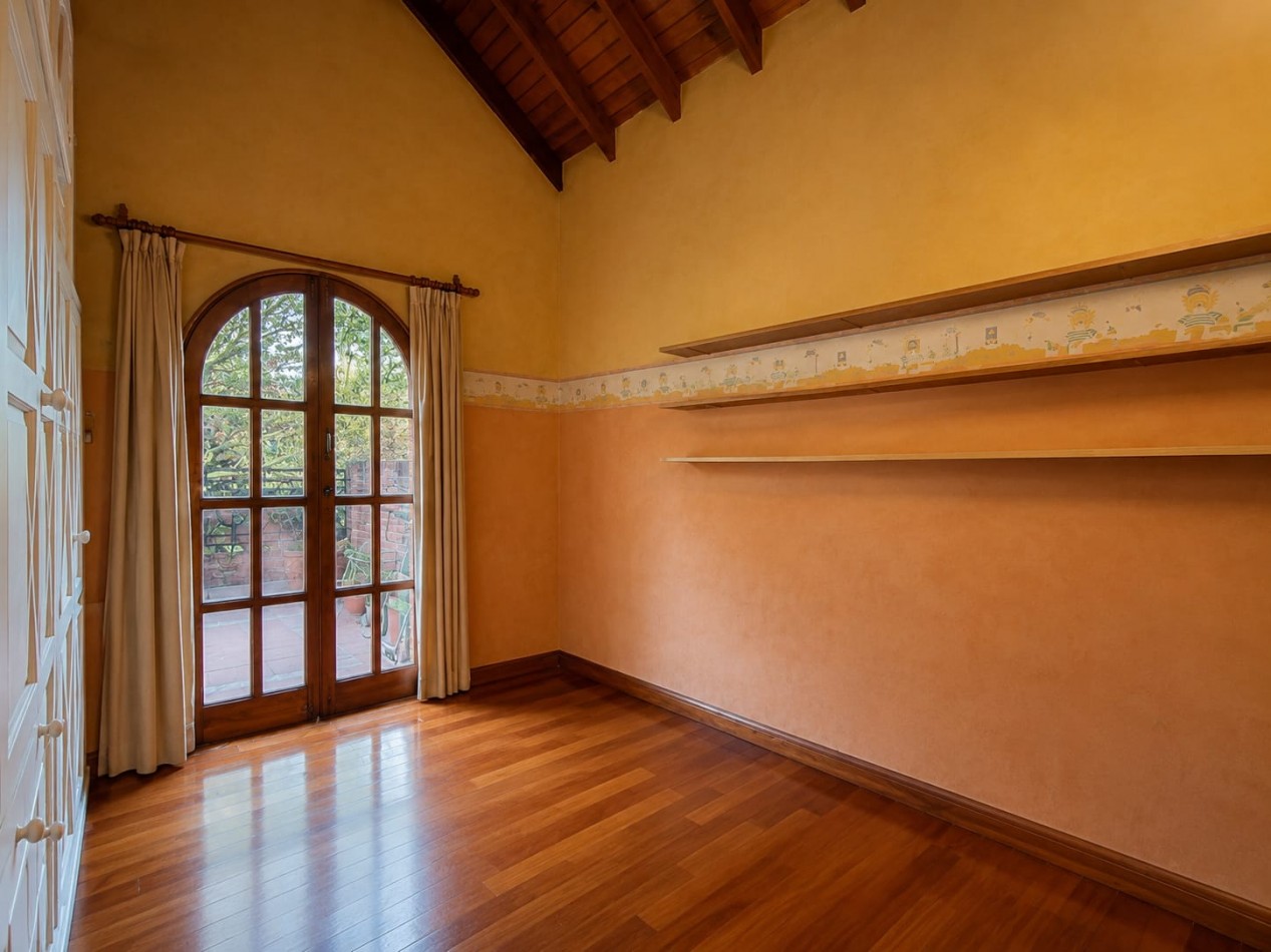 Venta casa 5 ambientes amplio parque