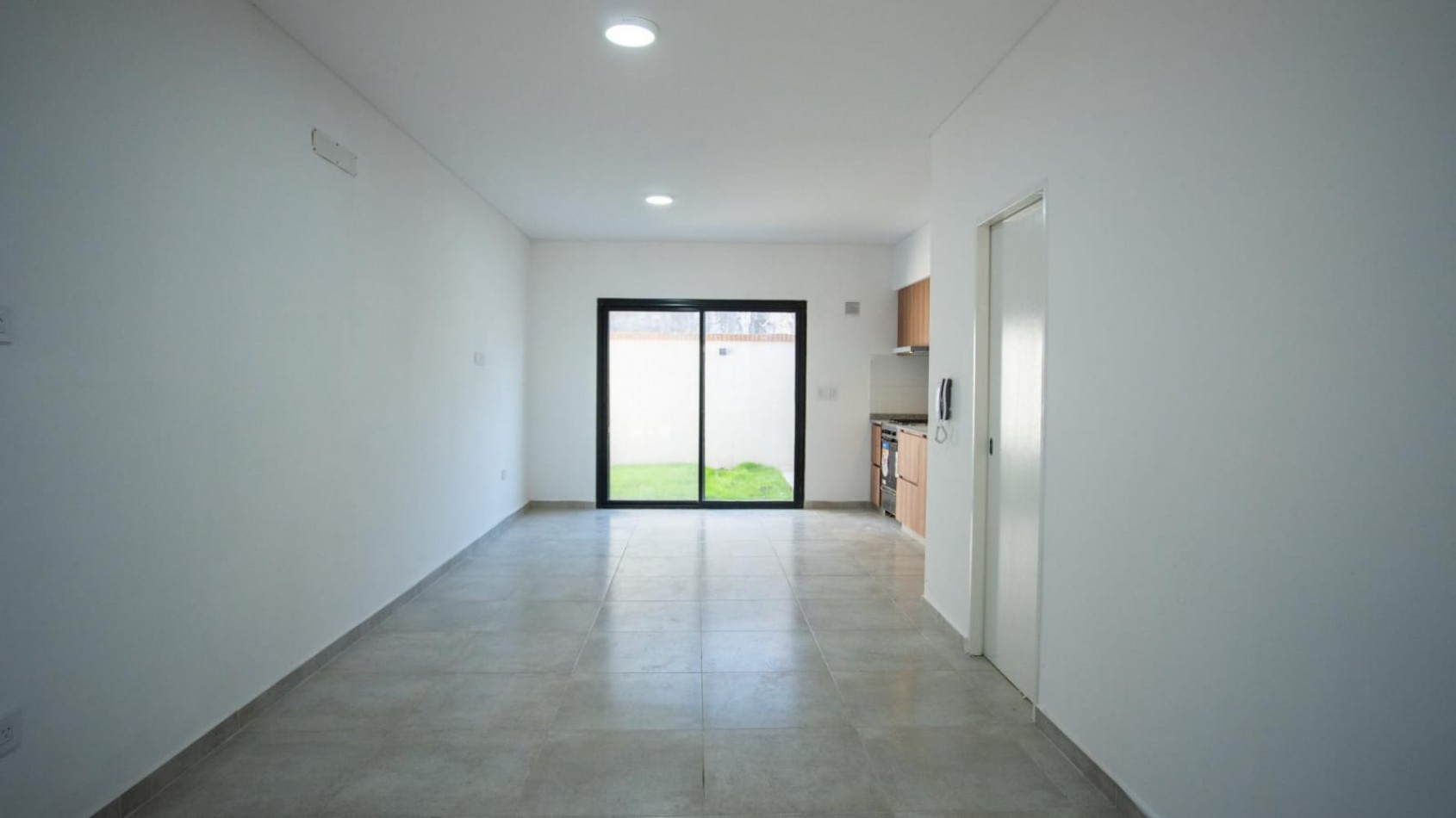 DUPLEX 3 AMBIENTES EN COMPLEJO CERRADO ITUZAINGO SUR