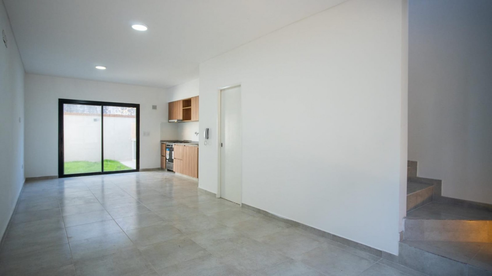 DUPLEX 3 AMBIENTES EN COMPLEJO CERRADO ITUZAINGO SUR