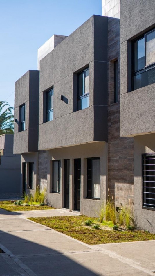 DUPLEX 3 AMBIENTES EN COMPLEJO CERRADO ITUZAINGO SUR