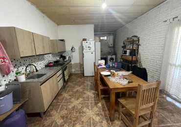 Casa en Venta - Villa Udaondo Propiedad de 3 ambientes + Departamento 2 ambientes