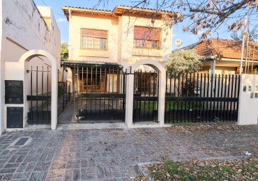 Hermosa Casa de 5 Ambientes en Dos Plantas con Cochera - ¡Apto Credito!
